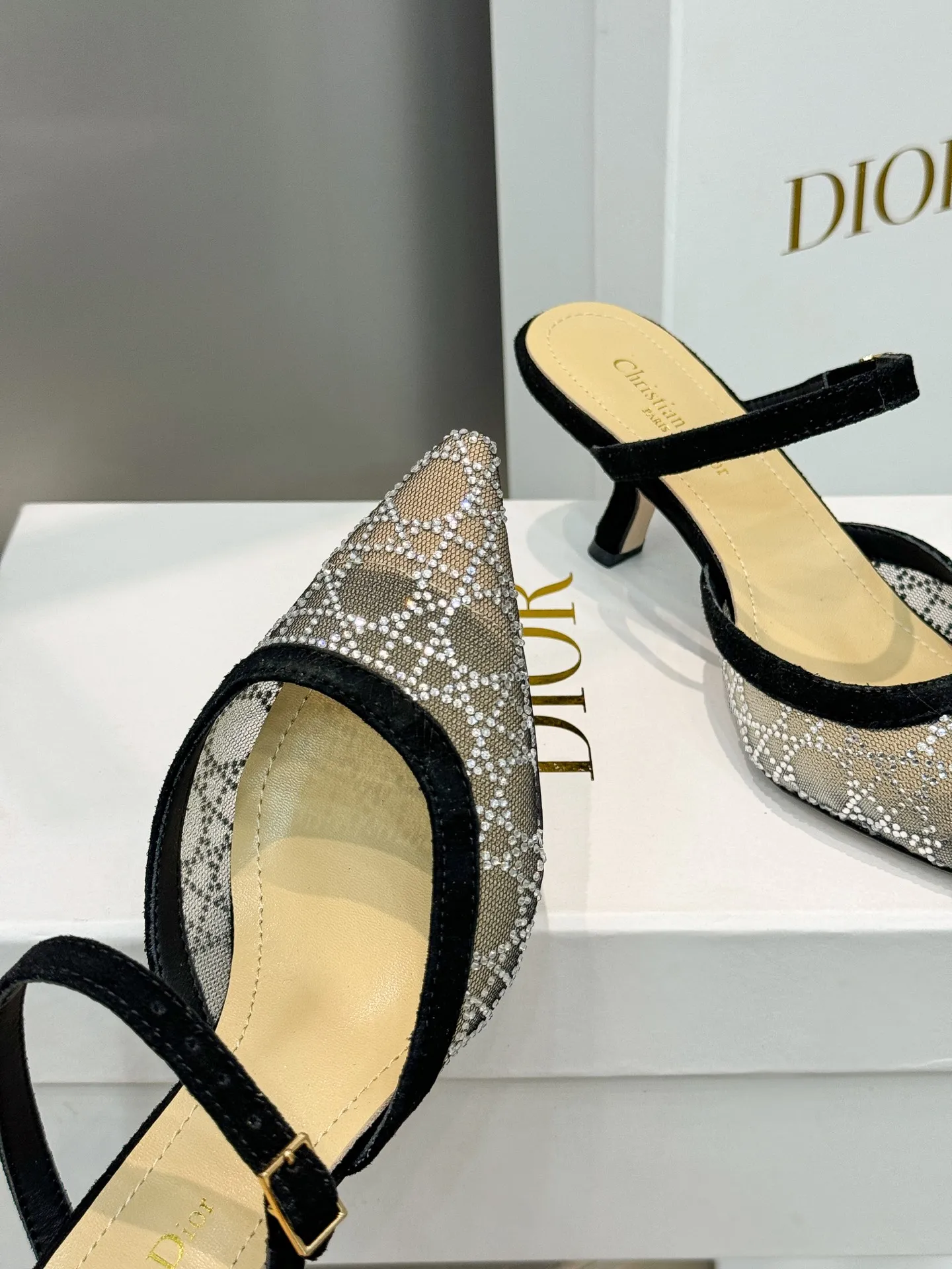 👟👟Ex-factory price 580👟👟 Dior 2025 spring and summer catwalk new style bling...bling...crystal shoes Capture series high-heeled women's shoes Star-same rhinestone square toe cannage pattern cat heel slip-on sandals The top high-end version on the market Exclusive sale Material: Original custom mesh inlaid with hot Australian rhinestones + water-dyed sheepskin feet + original molded hardware buckles + Italian leather outsole Heel height: 6.5CM/9.5CM size: 34-43 (34.40.41.42.43. Customized, non-refundable)